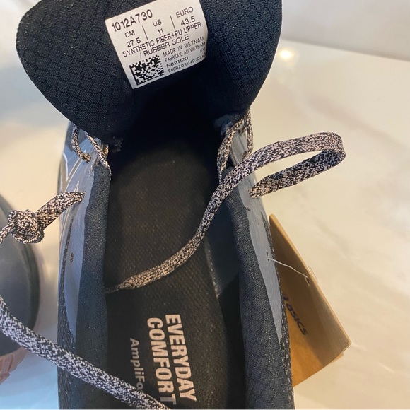 New ASICS size 11 - Picture 3 of 3